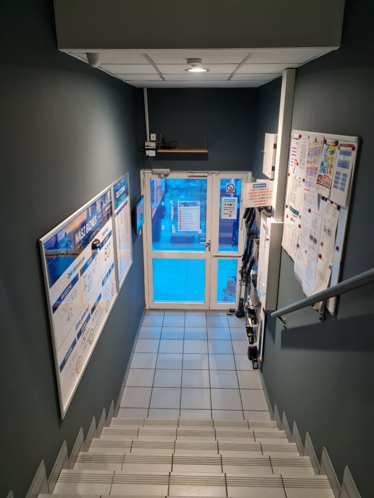 Malowanie sali sprzedaży Decathlon - usługi remontowo budowlane na terenie całej Polski PaketPro