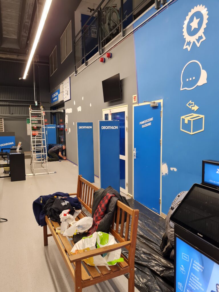Malowanie sali sprzedaży Decathlon - usługi remontowo budowlane na terenie całej Polski PaketPro