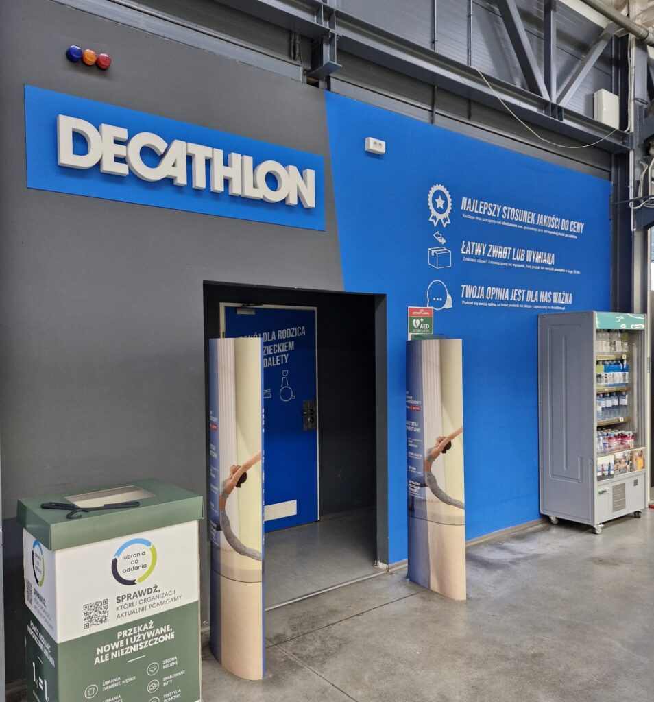 Malowanie sali sprzedaży Decathlon - usługi remontowo budowlane na terenie całej Polski PaketPro