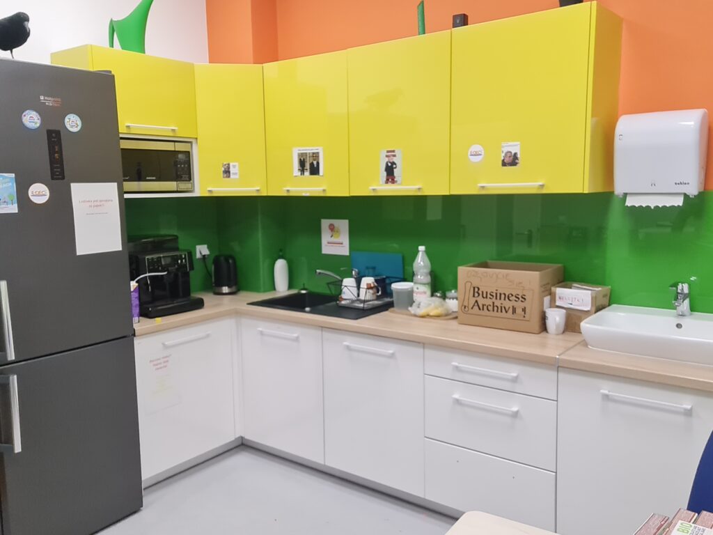 Modernizacja stref socjalnych dla pracowników Decathlon - usługi remontowo budowlane na terenie całej Polski PaketPro