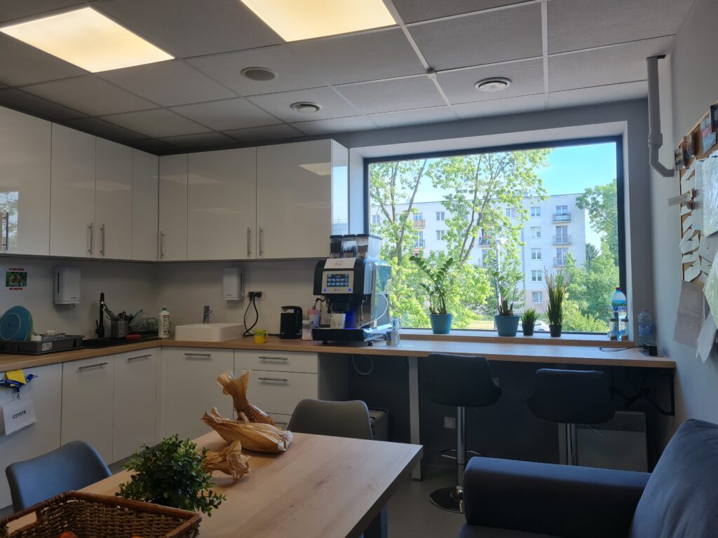 Modernizacja stref socjalnych dla pracowników Decathlon - usługi remontowo budowlane na terenie całej Polski PaketPro