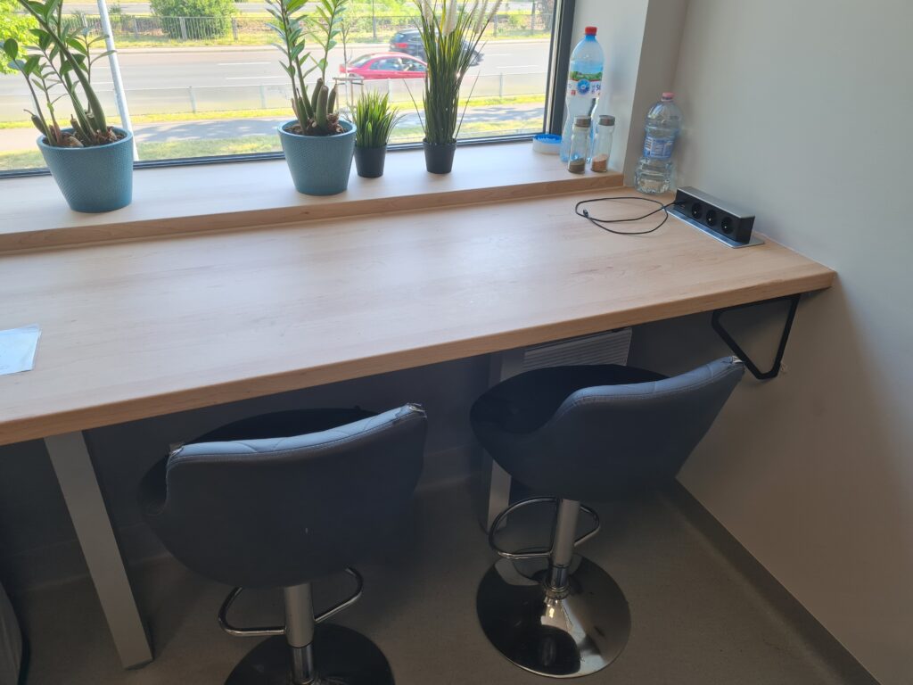 Modernizacja stref socjalnych dla pracowników Decathlon - usługi remontowo budowlane na terenie całej Polski PaketPro