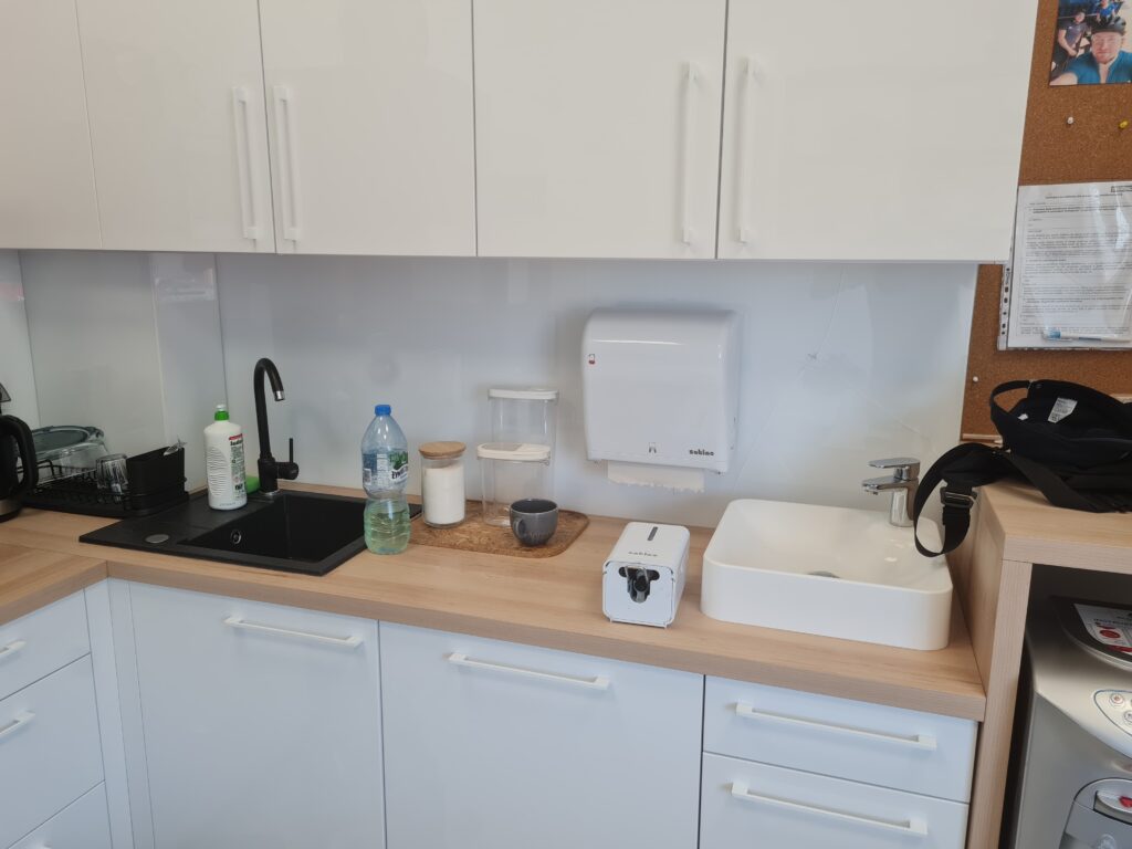 Modernizacja stref socjalnych dla pracowników Decathlon - usługi remontowo budowlane na terenie całej Polski PaketPro