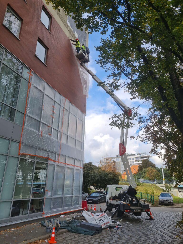 Hotel Campanile - spalone logo, naprawa elewacji - usługi remontowo budowlane PaketPro