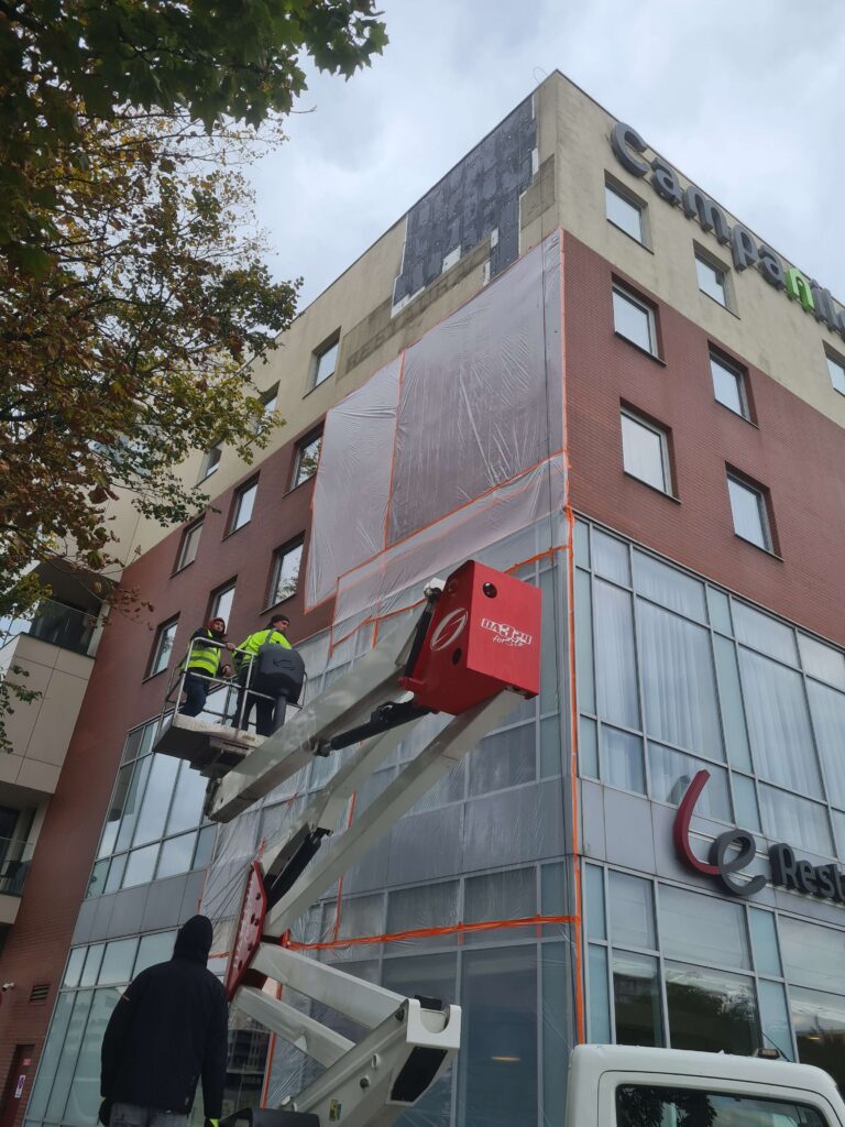 Hotel Campanile - spalone logo, naprawa elewacji - usługi remontowo budowlane PaketPro