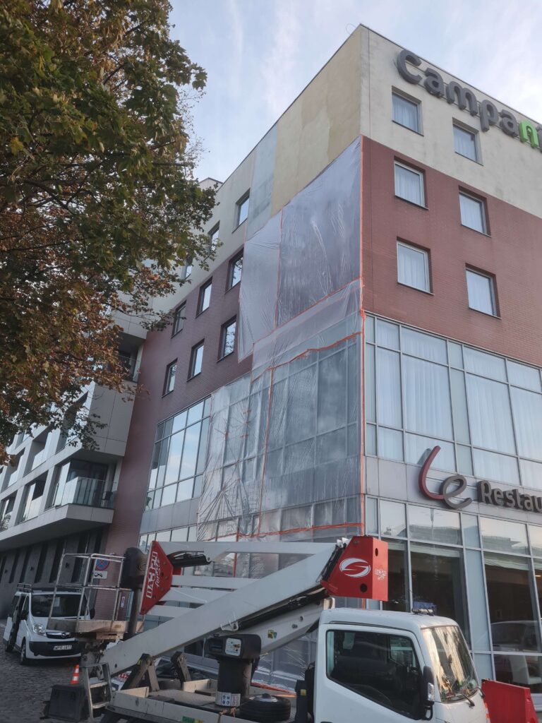 Hotel Campanile - spalone logo, naprawa elewacji - usługi remontowo budowlane PaketPro