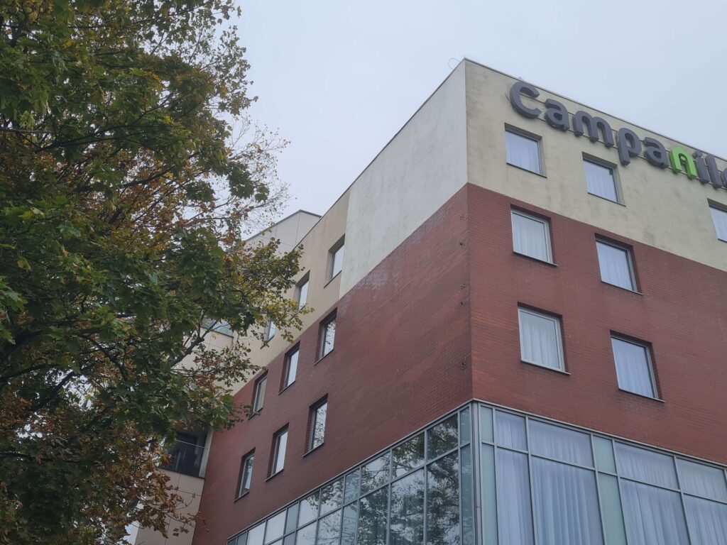 Hotel Campanile - spalone logo, naprawa elewacji - usługi remontowo budowlane PaketPro