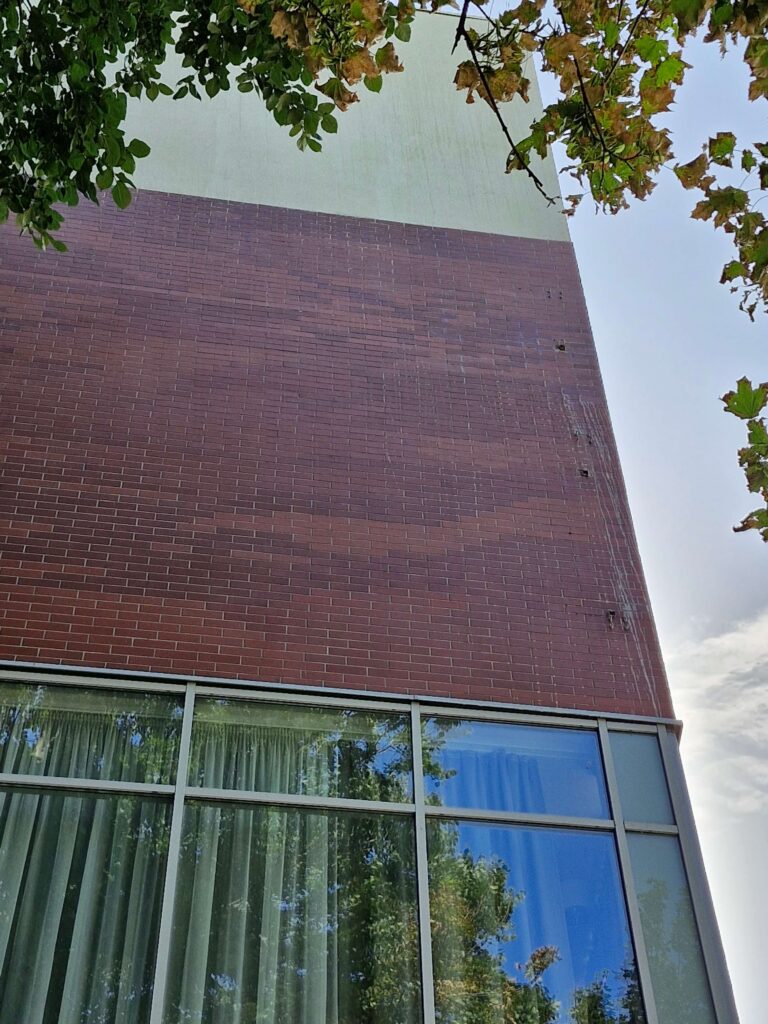 Hotel Campanile - spalone logo, naprawa elewacji - usługi remontowo budowlane PaketPro