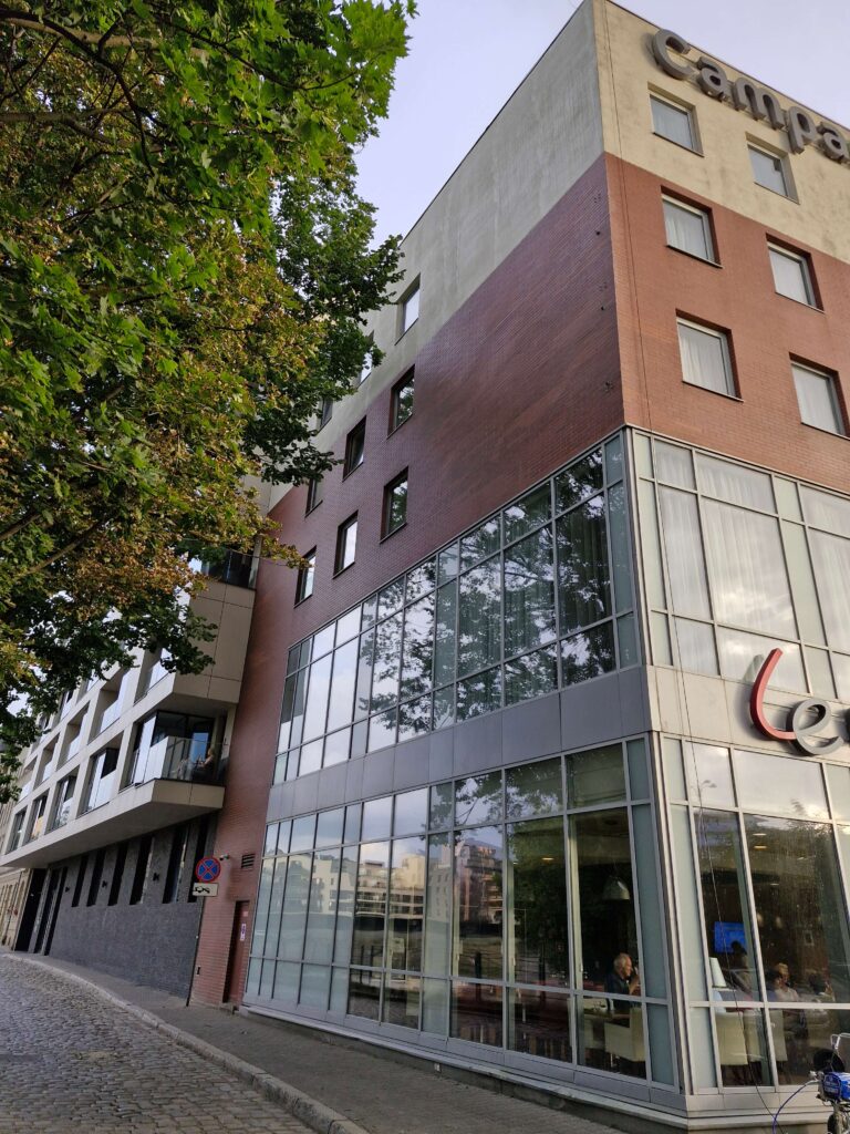 Hotel Campanile - spalone logo, naprawa elewacji - usługi remontowo budowlane PaketPro