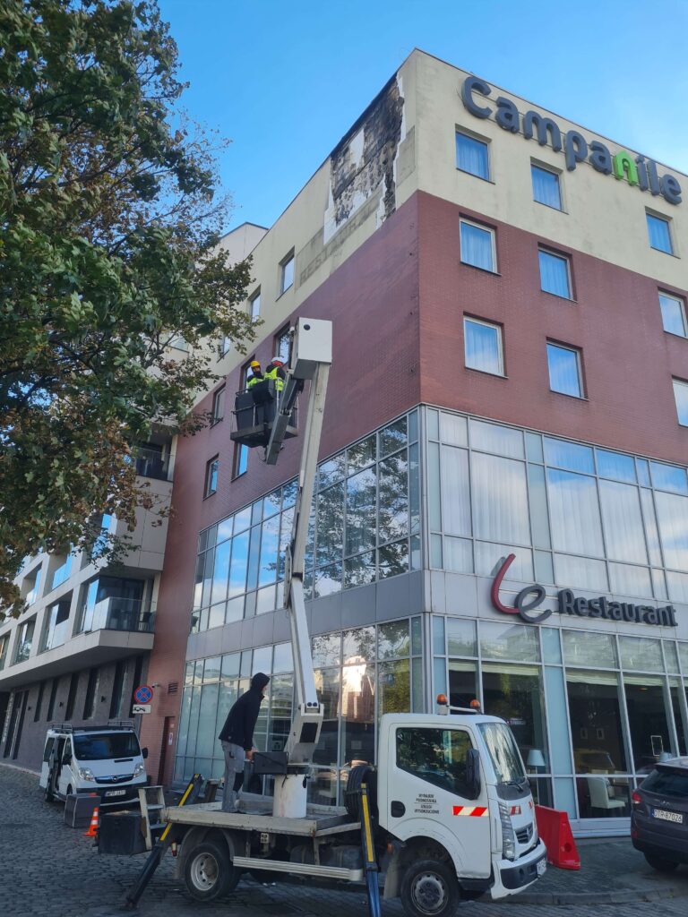 Hotel Campanile - spalone logo, naprawa elewacji - usługi remontowo budowlane PaketPro