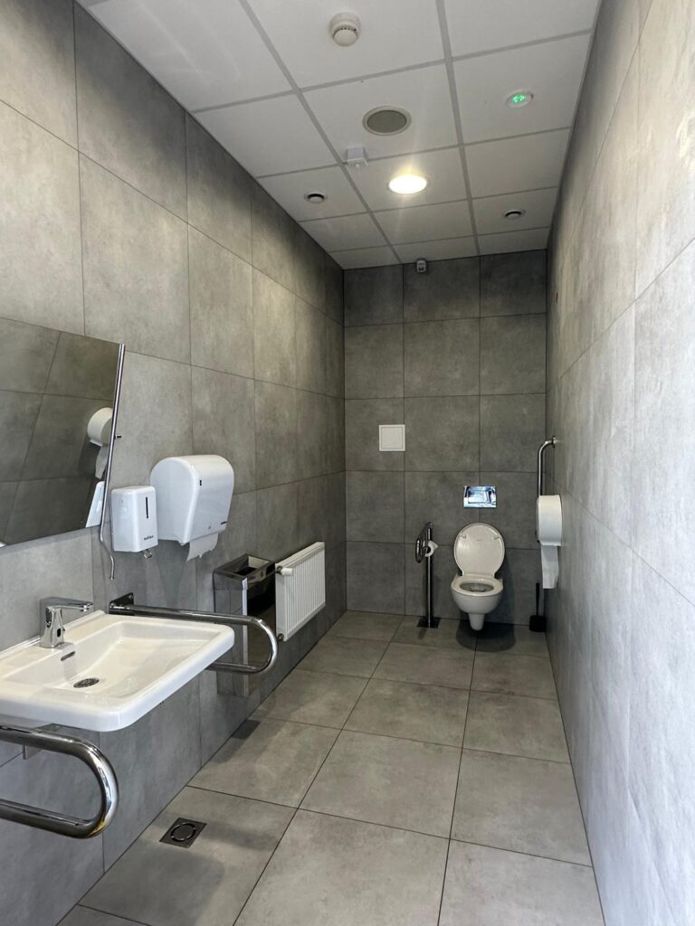 Kompleksowy remont toalet w Decathlon Reduta - usługi remontowo budowlane na terenie całej Polski PaketPro