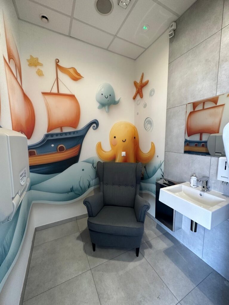 Kompleksowy remont toalet w Decathlon Reduta - usługi remontowo budowlane na terenie całej Polski PaketPro