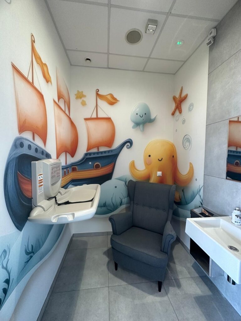 Kompleksowy remont toalet w Decathlon Reduta - usługi remontowo budowlane na terenie całej Polski PaketPro