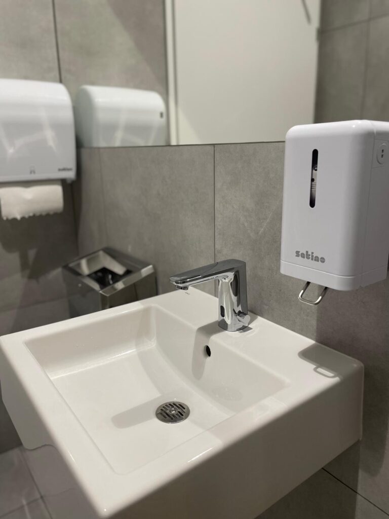 Kompleksowy remont toalet w Decathlon Reduta - usługi remontowo budowlane na terenie całej Polski PaketPro