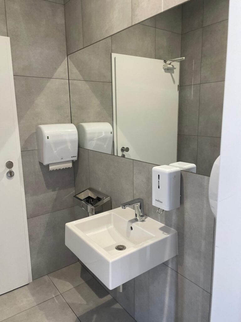 Kompleksowy remont toalet w Decathlon Reduta - usługi remontowo budowlane na terenie całej Polski PaketPro