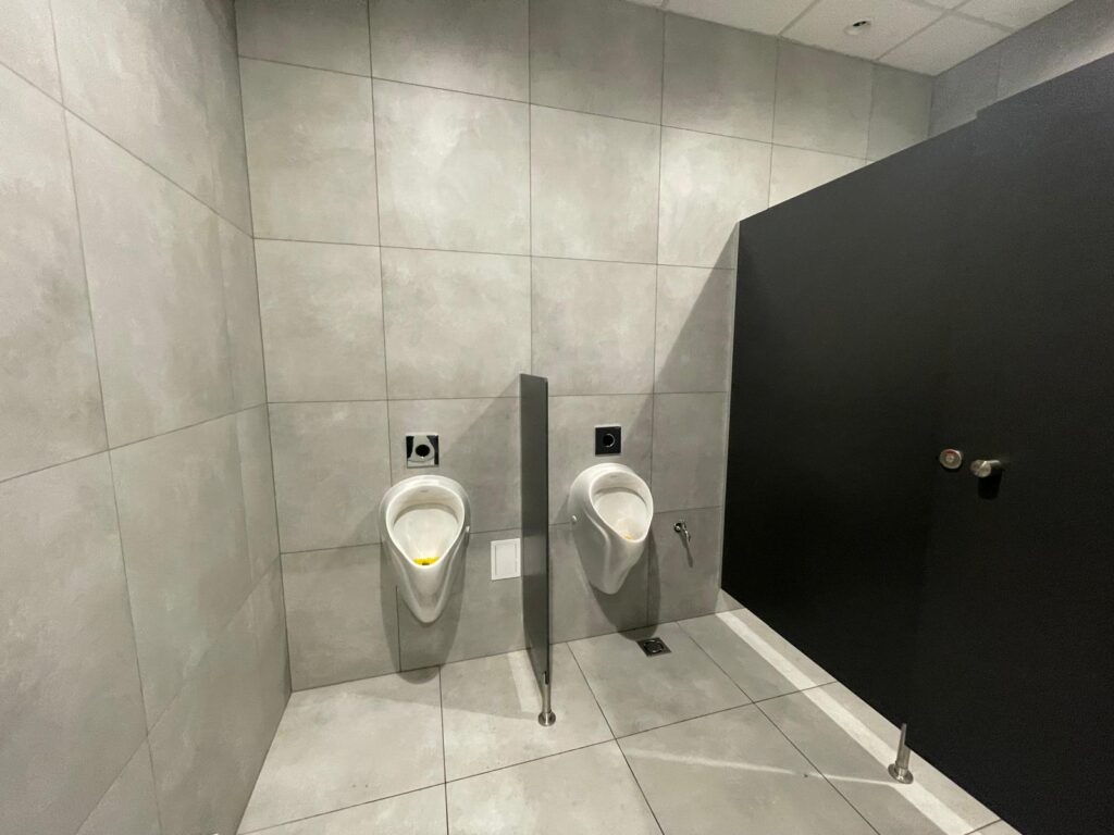 Kompleksowy remont toalet w Decathlon Reduta - usługi remontowo budowlane na terenie całej Polski PaketPro